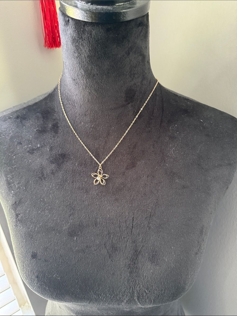 Delicate Gold Flower Pendant Necklace - Elegant Women's Jewelry